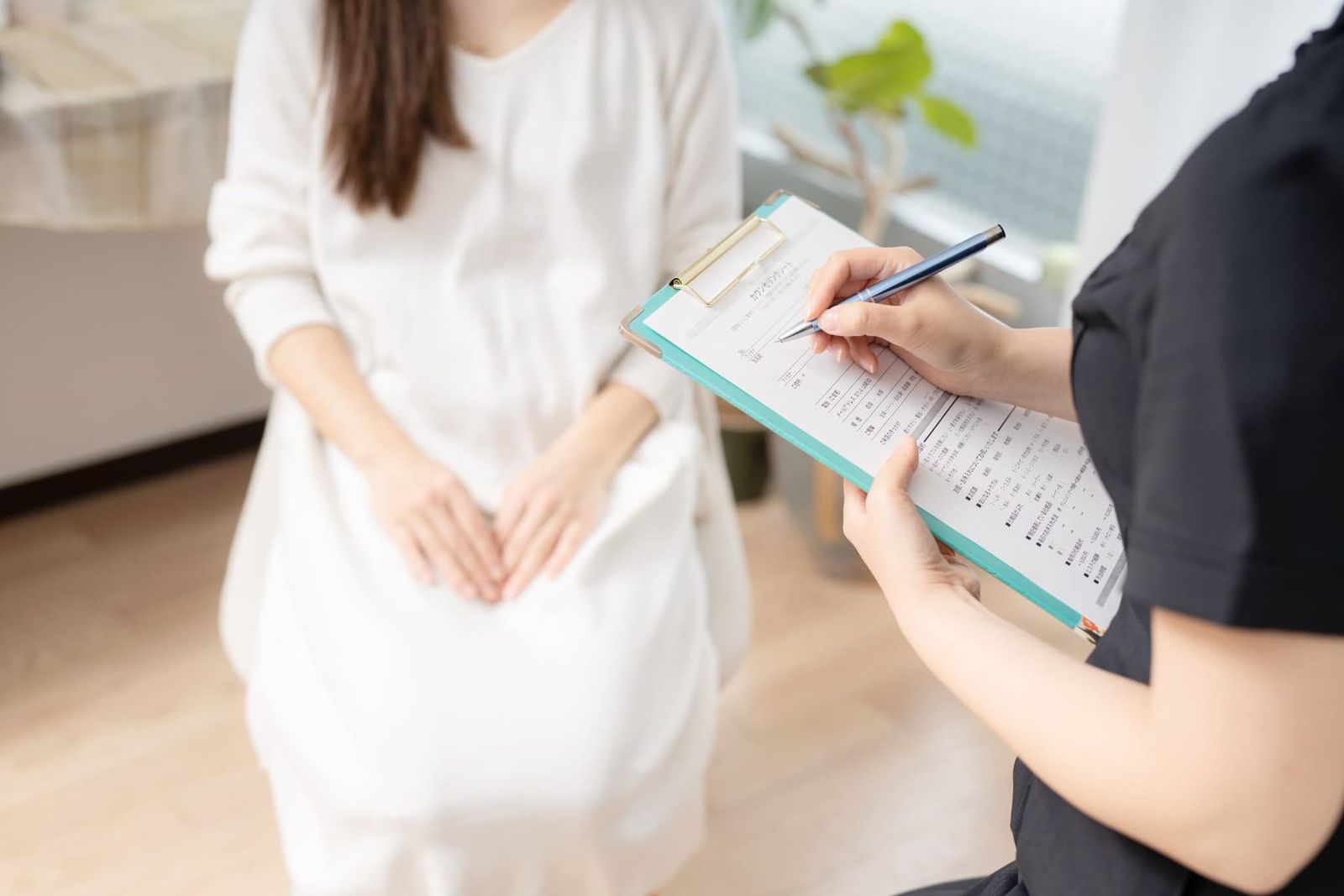 お腹まわりを相談する女性